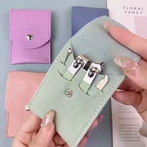 4 pcs Portable Manicure Set Pedicure Door gift Gunting Kuku Nail Cutter Box Nail Clipper Scissors Travel Tool Kepit Kuku Set Alat Kuku Pedikur Hadiah Pintu Dengan Beg Kotak Pemotong Kuku Gunting Kuku Kepit Kuku Pengorek Telinga Kikir Kuku Raya 美甲耳勺4件套装剪刀