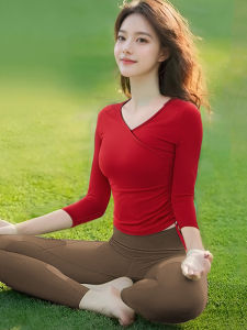 ชุดโยคะสำหรับผู้หญิง 2024 ฤดูใบไม้ร่วงและฤดูหนาวใหม่สวยงาม ชุดออกกำลังกาย Pilates สำหรับกลางแจ้ง กระชับสัดส่วน เสื้อผ้ากีฬา