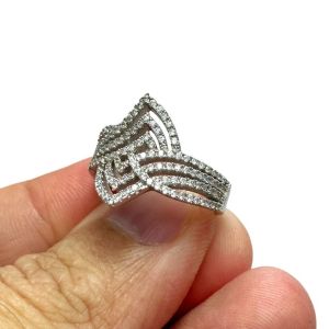 - แหวน เงินแท้ 92.5% งานส่งออก ดีไซน์สวย แปลกตา ฝังเพชรสวิส cz เกรด 5A เล่นไฟดีครับ หน้าแหวนกว้าง 1.7 ซม. หนัก 5.2 กรัม เคลือบทองคำขาวแล้ว ใส่ไม่ดำ และใส่ไม่ซ้ำใครครับ