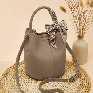 Beg tangan untuk wanita dengan beg tangan yang terang dengan mudah