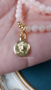 Vòng tay quấn 3 đá Beryl hồng pastel size hạt 4 li phối charm đồng tiền xinh xắn thời trang hợp mệnh Hỏa Thổ Kim | Hoa Minh Gem