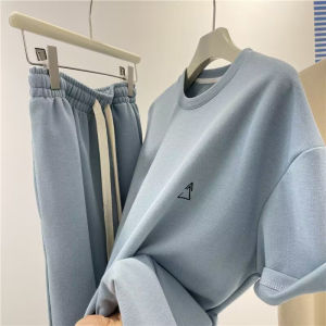 ชุดสองชิ้นสไตล์เกาหลียอดนิยมสําหรับผู้หญิงที่มีเสื้อยืดแขนสั้นและกางเกงขาสั้นทําจากผ้าโพลีเอสเตอร์และฝ้าย