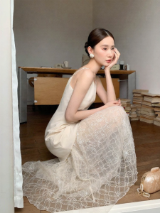 XXNING | Đầm Dài Qua Gối Thêu Ren Dây Đai Elegance Mới Thu