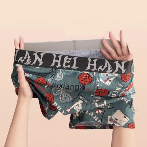 กางเกงบ็อกเซอร์ชายผ้าฝ้ายแท้พิมพ์ลายกางเกงขาสั้นทรงบ็อกเซอร์สบายๆ ป้องกันแบคทีเรีย สำหรับผู้ชาย สไตล์การเล่นกีฬา ฤดูร้อน ปี 2025