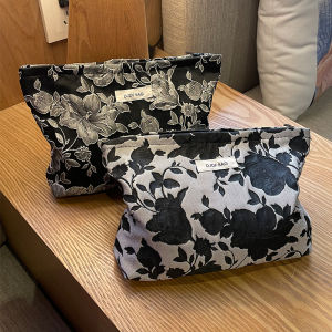 กระเป๋าเครื่องสำอางความจุขนาดใหญ่แบบพกพาลายดอกโบตั๋นนูนสีดำแบบใหม่กระเป๋าเก็บเครื่องสำอางผ้าใบมีซิปสำหรับเดินทางสำหรับผู้หญิง