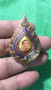 ล๊อคเก็ตแหนบหรือเข็มกลัด ลงยาประดับพลอย ครบรอบวัดเกิดหลวงพ่อ ปี 2548