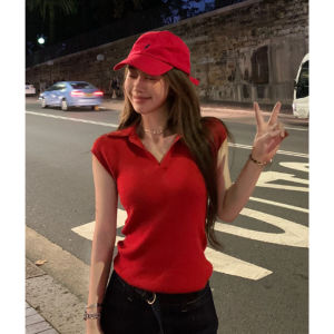 YUEZHONGWEI | เสื้อยืดคอโปโลแขนสั้นผ้าไหมน้ำแข็งสีแดงสไตล์ฝรั่งเศสสำหรับผู้หญิงในช่วงฤดูร้อน เสื้อแขนสั้นทรงสลิมฟิต เสื้อผ้าทำงานสไตล์เกาหลี
