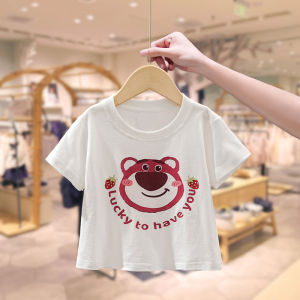 เสื้อยืดแขนสั้นลายสก็อตสำหรับเด็กผู้หญิง ฤดูร้อน 2025 ใหม่ แขนครึ่งตัว ลายหมีสตรอเบอร์รี่ แฟชั่น เสื้อผ้าเด็ก ผ้าฝ้าย