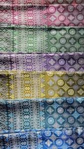 ผ้าไหมลายดอกรัก  กว้าง1เมตร ยาว2หลา(ยังไม่ตัดเย็บ)ทอเครื่อง ไหมสังเคราะห์ แทรกไหมเงินสวยงาม