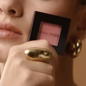 Bobbi Brown Powder Blush | Buildable Blendable Formula with Silky-Soft Finish Natural Flush