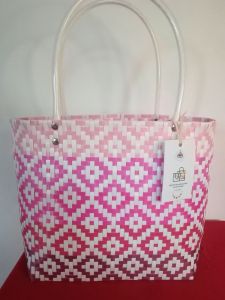 กระเป๋าแฮนด์เมค กระเป๋าสานพลาสติก สานจากเส้นพลาสติกตราลูกโจ้