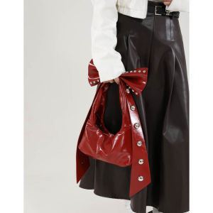 กระเป๋าถือผู้หญิงปีใหม่สีแดง กระเป๋าสะพายข้างสไตล์หวานและมีสไตล์ กระเป๋าสะพายข้างด้านล่างแบบมีริบบิ้น กระเป๋าสะพายข้าง PU สำหรับฤดูใบไม้ผลิ 2025