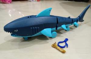 Mainan Hiu Batre bisa jalan musik dan lampu