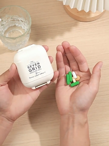 กล่องใส่ยาแบบพกพา สำหรับจัดเก็บยา แบ่งช่องสำหรับ 7 วัน 3 มื้อ ใช้ได้ทั้งเดินทางและในชีวิตประจำวัน แบบสองชั้น 7 ช่อง (รุ่น 8328)