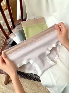 กางเกงชั้นในทรงเอวสูงผู้หญิง BANANA A-52ดีไซน์ทรงสวยเนื้อผ้าเป็นมิตรกับผิว ยืดหยุ่นได้สูง ช่วยเก็บกระชับทรงให้เป็นธรรมชาติ กางเกงชั้นในผ้าทอ