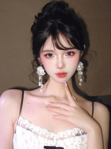 ต่างหูรูปดอกไม้ไข่มุกสีขาวสไตล์ฝรั่งเศสย้อนยุค ต่างหูรูปตุ๊กตาหวานสำหรับวันหยุด ต่างหูแบบหัวเข็มขัดสุดน่ารักสำหรับผู้หญิง