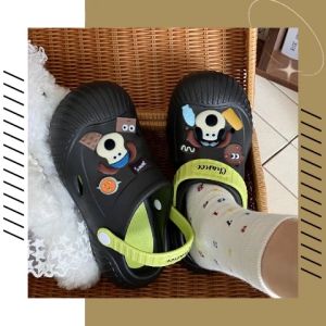 Tsion จัดส่งไว รองเท้าหัวโตแฟชั่น รองเท้าแตะ พื้นหนา กันลื่น แต่งรูกลวง  มีตัวการ์ตูนติด ใส่ข้างนอกใส่เที่ยวได้ สําหรับผู้หญิง ต้องมีแล้วนะ