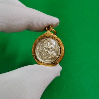 รูปจากผู้ขายบน Lazada: จี้พระจตุคามรามเทพ หลังจารยันต์ล้อมด้วยราหูอมจันทร์ เนื้อ 3กษัตริย์ ชุบเงิน พุทธคุณเปี่ยมล้น เลี่ยมกรอบทอง สวย ตั้งราคา ฿200 ขายแล้ว 5 ชิ้น