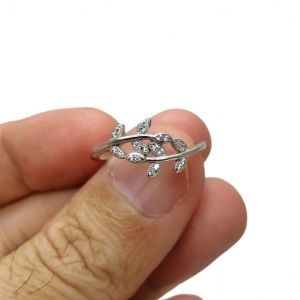 - แหวน ใบมะกอก เงินแท้ 92.5% งานส่งออก ฝังเพชรสวิส cz เกรด 5A หน้าแหวนกว้าง 9.5 มิล หนัก 1.6 - 1.7 กรัม เคลือบทองคำขาวแล้ว ใส่ไม่ดำครับ