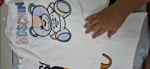 100% Cotton Áo thun nữ oversize Moschino màu cotton với họa tiết gấu và chữ "Moschino"