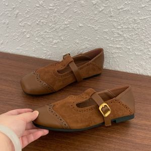 Giày Mary Jane Mũi Vuông Có Đóng Họa Tiết Retro