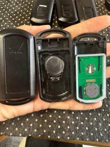 Khóa xe Honda mở nắp pin bo mạch vỏ nhựa đen thiết kế hiện đại phù hợp với xe Honda.
