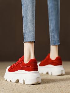 รองเท้าผ้าใบส้นสูงหนังแท้สีแดงสำหรับผู้หญิง รองเท้าผ้าใบทรงหัวมนแบบสวมสบาย รองเท้าผ้าใบสไตล์ย้อนยุคสำหรับฤดูใบไม้ร่วง/ฤดูหนาว