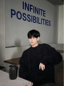 เสื้อสเวตเตอร์ขนกระต่ายสีขาวหนาสำหรับผู้ชาย สไตล์อเมริกันย้อนยุค อบอุ่น คอกลม แขนยาว ทรงหลวม เสื้อผ้าทำงาน