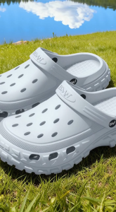 Sandal pria 2025 model baru keren dengan tali hias lubang tahan air dan anti selip