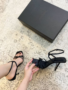 รองเท้าแตะส้นสูงหัวเหลี่ยมแบบผูกเชือกสำหรับผู้หญิง ทรงสุดเก๋ไก๋ สายรัดหัวเข็มขัดแบบบาง สีดำ วัสดุหนังแท้ ดีไซน์เก๋ไก๋