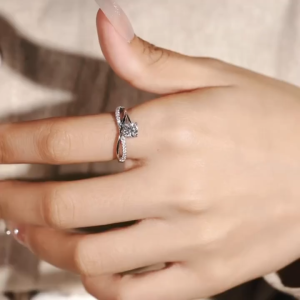 Lore Jewellery - Cincin Moissanite Lapis Emas 18K - Noreen Twist Silver Moissanite Ring 0.5 / 1.0 / 2.0 Carat [GRA Certificated and After Sales Warranty]