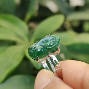 Green Pixiu measurement 13.2 * 7.9 * 4.5 mm Natural Type A Jadeite Jade set with 18k as Ring - Finger Size with diameter = 16.2mm (18kring42)