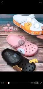 Dép Cross Cho Bé Vịt Vàng Cute Tặng Thêm 6 Jibitz Cài Dép Đế Bằng Viền Vàng Bít Đầu Chống Thấm Nước Đi Bên Ngoài Mẫu Mùa Hè Nhiều Size