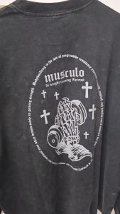 Musculo เสื้อยืดแขนยาวโอเวอร์ไซส์ฟอกวินเทจ": "เสื้อยืดแขนยาวโอเวอร์ไซส์ฟอกวินเทจ Musculo",