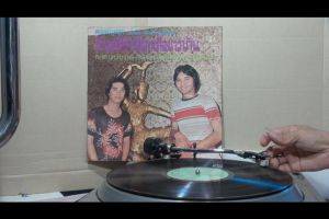 1 แผ่นเสียง 12นิ้ว S42 กิตติ นิรันดร์ เกียรติศักดิ์ลูกเสือชาวบ้าน แผ่นVGริ้วรอยบาง เสียงรบกวนปานกลาง ไม่มีรอยลึก แผ่นล้างสะอาดแล้ว ปกVG+มีตำหนิขอบนิดหน่อย ขอบไม่ขาด สันไม่ทะลุ