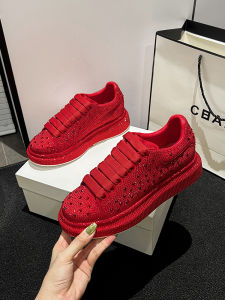 รองเท้าแต่งงานแบบลำลองสำหรับผู้หญิง สีแดง ประดับเพชรเต็ม พื้นหนา รองเท้าแตะส้นสูง ทรงหัวมน วัสดุด้านนอกเป็นหนังลูกวัว วัสดุด้านในเป็นหนังแกะ