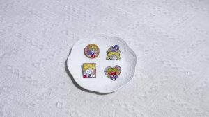 Bandai | 4 Móc Khóa Anime Sailor Moon Dễ Thương Hình Mèo Thần Kỳ Huy Hiệu Kim Loại Mạ Men Quà Tặng Trang Trí Quần Áo Ba Lô Phụ Kiện Cosplay
