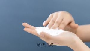 Oil-control and acne-fighting facial cleanser for men deeply cleanses shrinks pores brightens skin tone and provides a refreshing cleansing experience. 100g