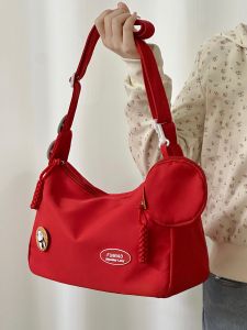 สีแดง ลำลอง กระเป๋าสะพายข้างสําหรับผู้หญิง สไตล์เกาหลี กระเป๋าสี่เหลี่ยมเล็กเหมาะสําหรับการเดินทางและชั้นเรียน หลากหลาย กระเป๋าสะพายไหล่เดี่ยว