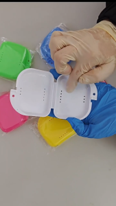 กล่องรีเทนเนอร์ 5 สี มีรูระบายอากาศ กล่องใส่รีเทนเนอร์ กล่องใส่ฟันปลอม