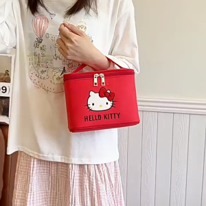 🍉 กระเป๋าใส่เครื่องสำอางค์ Hello Kitty ทรงสูง มีหูหิ้วด้านบน ขนาด 22×16×12 cm