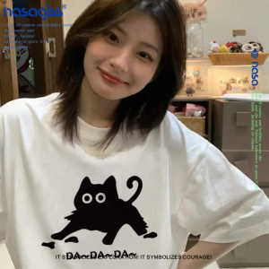 T-Shirt Wanita Lengan Pendek Longgar Motif Kartun Kucing Lucu Katun Bernapas Premium Desain Gaya Korea Slim Fit 2025 Pakaian Kasual Kerah Bulat Tren Musim Panas Gadis Manis Pedas Ukuran Besar Tampak Kurus Santai Serbaguna Tops Slip-on Nyaman