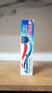 Date 07/28  Kem đánh răng Fresh & Minty Aquafresh 100ml- Xanh Dương