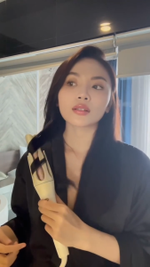 Halio Máy Uốn Tóc Tự Xoay Ion Âm Halio instaCurl Premium Automatic Hair Styler Pearl White Tạo Kiểu Đẹp Mượt Mà Tiết Kiệm Thời Gian