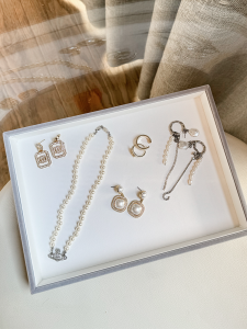 Simple White Leather Jewelry Storage Box for Rings Earrings Necklaces No Covered Tray Ring Display Stand