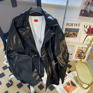 แจ็กเก็ตหนัง PU สีดำสำหรับผู้ชายแบบใหม่ฤดูใบไม้ผลิและฤดูใบไม้ร่วงเสื้อแจ็กเก็ตหนังสไตล์อเมริกันแนววินเทจแบบหล่อเท่ชุดแข่งรถดูแพงทรงหลวม