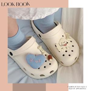 รองเท้าฤดูร้อนสบายเท้า พื้นหนากึ่งสวม โฮลโฮลพื้นอ่อน ง่ายออกข้างนอก ตกแต่งดอกไม้หัวหมา ใจรัก ลายตาราง สไตล์ยืดหยุ่นเข้ากับทุกชุด