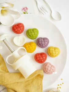 30g Love Heart Spring Press Style Green Bean Cake Pineapple Crisp Peanut Crisp Flowing Heart Moon Cake Pastry DIY Baking Mold