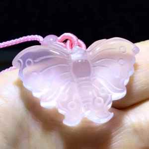Pure natural powder crystal butterfly rich flower to wealth pendant 🦋 crystal ice through water head foot crystal recruit good people knot business 🙏 fortune warding off evil wear very beautiful and eye-catching size: 37.5*24*11mm