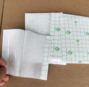 นุ่ม อ่อนโยนต่อผิว ระบายอากาศได้ดี แผ่นปิดแผลเทปกาวผ้าไม่ทอแบบมีกาวในตัวแผ่นบรรเทาอาการปวด 1012 ซม